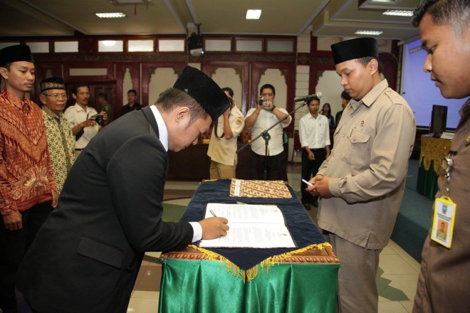 Penandatanganan SK oleh PPS dan PPK yang baru dilantik.